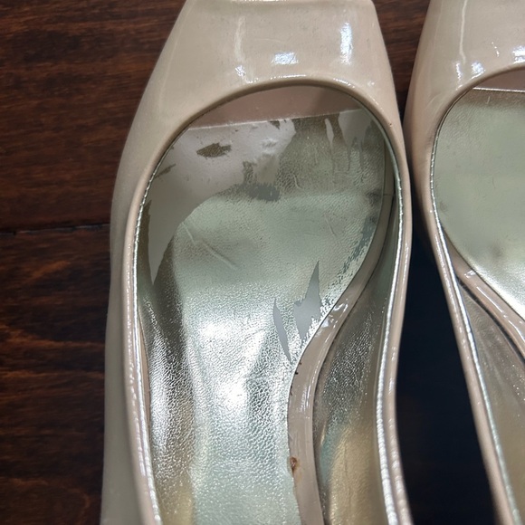 Etienne Aigner nude patent leather slingback heels - Picture 2 of 5